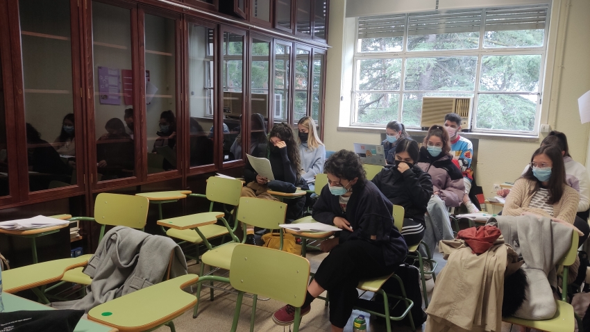 Alumnado de galego na carla sobre poesía de muller