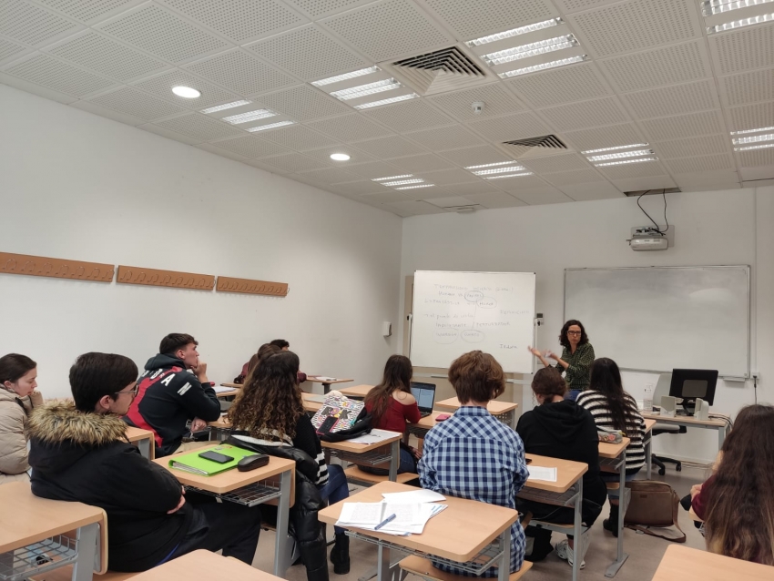 Alumnado de Galego I na conferencia "Humor e feminismo na obra de Lara Dopazo" dada pola profa. Aránzazu Calderón